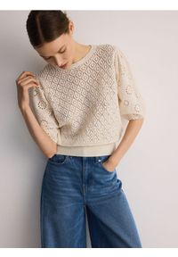 Reserved - Dzianinowa bluzka z ażurowym haftem - kremowy. Kolor: kremowy. Materiał: dzianina. Wzór: ażurowy, haft #1