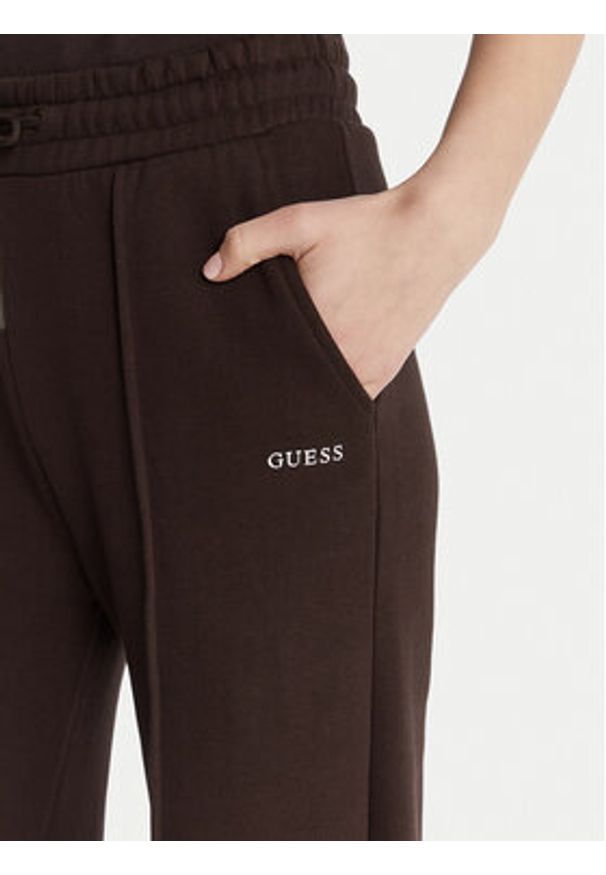 Guess Spodnie dresowe V6RB17 K9V31 Brązowy Regular Fit. Kolor: brązowy. Materiał: bawełna