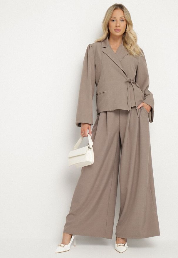 Born2be - Beżowa Marynarka z Szerokimi Rękawami i Asymetrycznym Wiązaniem Sanessia. Kolor: beżowy. Materiał: jeans. Styl: elegancki