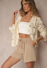 Renee - Ciemnobeżowe Szorty High Waist Ozdobione Sznurkiem Lunevia. Okazja: na co dzień. Stan: podwyższony. Kolor: beżowy. Wzór: aplikacja. Styl: casual