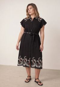 Born2be - Czarna Rozkloszowana Sukienka Koszulowa z Wiskozy z Haftem i Wiązanym Paskiem Adellis. Okazja: na co dzień. Kolekcja: plus size. Kolor: czarny. Materiał: wiskoza. Wzór: haft. Sezon: lato. Typ sukienki: koszulowe. Styl: boho, casual #1