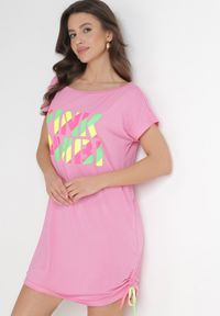 Born2be - Różowa T-shirtowa Sukienka Mini z Krótkimi Rękawami z Wiskozy Hareem. Kolor: różowy. Materiał: wiskoza. Długość rękawa: krótki rękaw. Wzór: napisy. Długość: mini #4