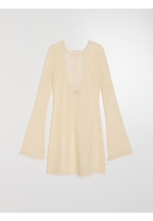 Sinsay - Ażurowa sukienka plażowa z długim rękawem - kremowy. Okazja: na plażę. Kolor: kremowy. Długość rękawa: długi rękaw. Wzór: ażurowy