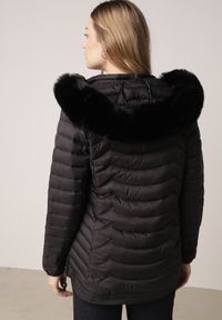 Born2be - Czarna Pikowana Kurtka Przejściowa z Kapturem i Ściągaczami po Bokach Fezika. Okazja: na spacer, na co dzień. Typ kołnierza: kaptur. Kolor: czarny. Materiał: futro, poliester, jeans. Styl: casual #5