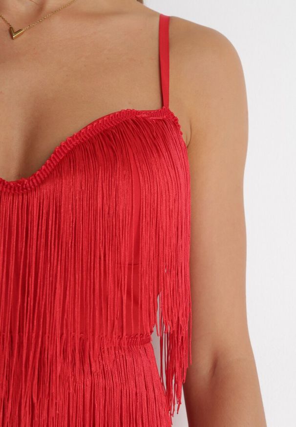 Born2be - Czerwona Sukienka Mini na Regulowanych Ramiączkach Zdobiona Frędzlami Tristi. Kolor: czerwony. Długość rękawa: na ramiączkach. Wzór: aplikacja. Długość: mini