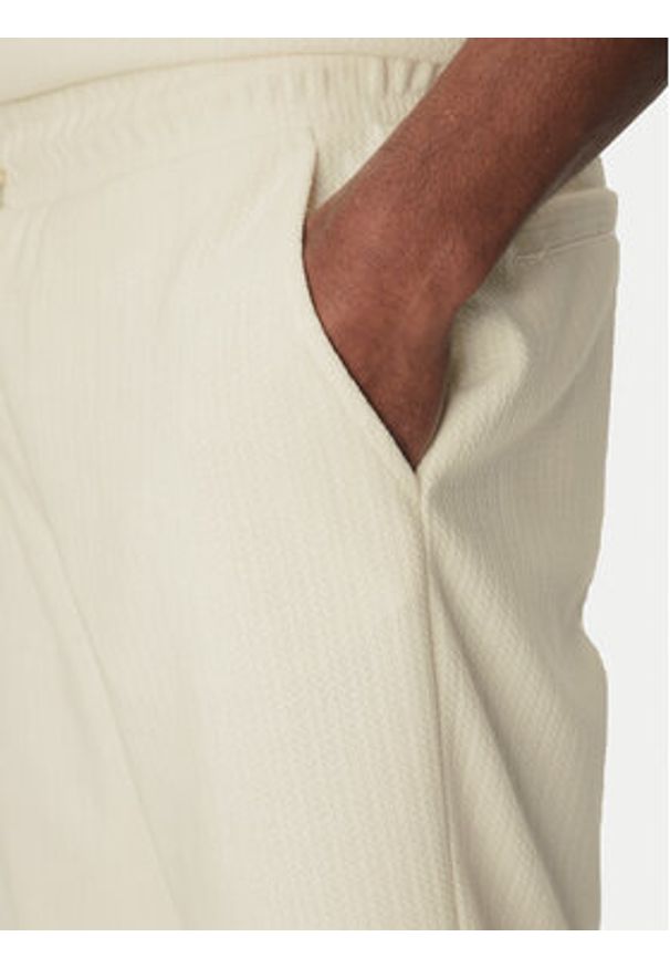 Guess Szorty sportowe M5GD41 KCRY0 Écru Regular Fit. Materiał: syntetyk. Styl: sportowy