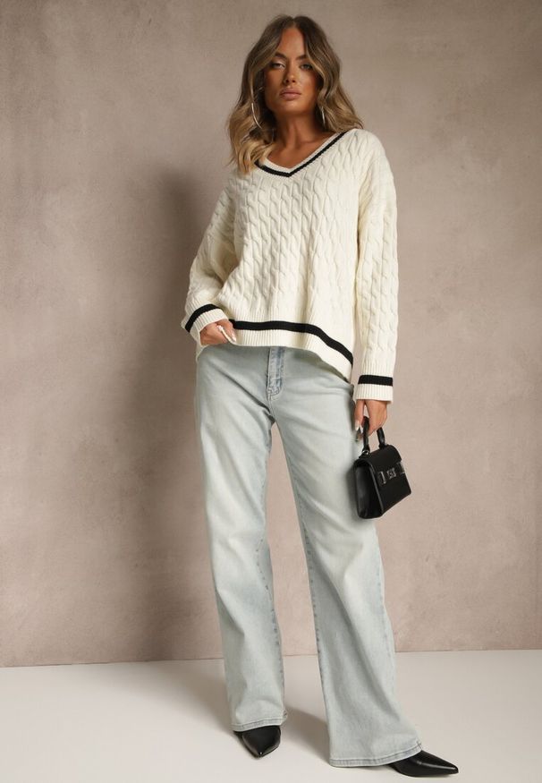 Renee - Jasnobeżowy Sweter w Stylu Preppy z Dodatkiem Kaszmiru i Warkoczowym Splotem Belmire. Okazja: na co dzień. Typ kołnierza: dekolt w serek. Kolor: beżowy. Materiał: kaszmir. Wzór: ze splotem. Styl: casual, klasyczny