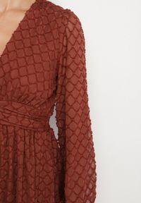 Born2be - Brązowa Rozkloszowana Sukienka z Tkaniny Plumeti z Dekoltem w Serek Zeniasa. Okazja: na co dzień. Typ kołnierza: dekolt w serek. Kolor: brązowy. Materiał: tkanina. Długość rękawa: długi rękaw. Styl: casual #3