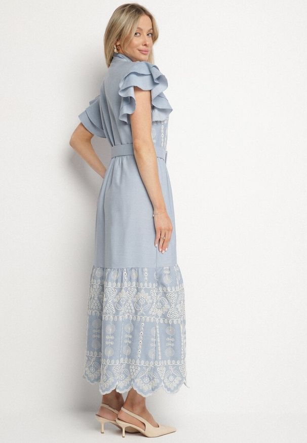 Born2be - Niebieska Sukienka Boho o Rozkloszowanym Kroju z Haftem Falbanami i Paskiem Callindra. Okazja: na co dzień. Typ kołnierza: kołnierzyk stójkowy. Kolor: niebieski. Materiał: jeans. Wzór: haft. Typ sukienki: proste, rozkloszowane. Styl: boho