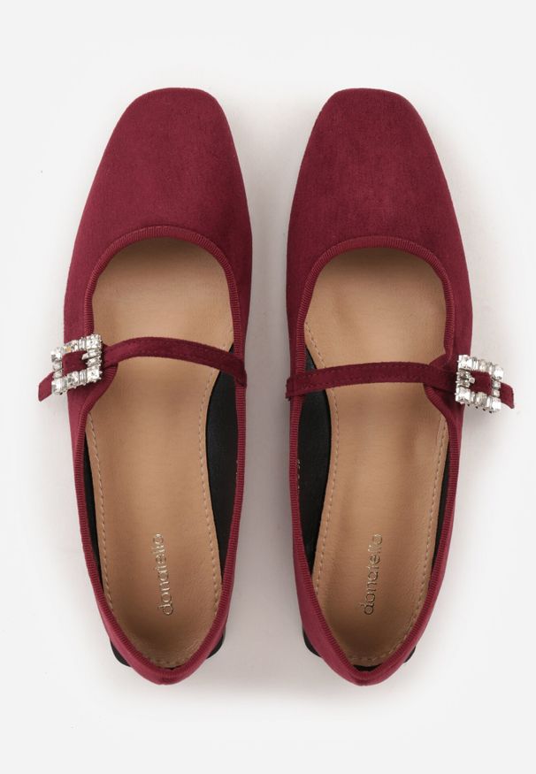 Born2be - Bordowe Balerinki z Imitacji Zamszu z Paskiem z Biżuteryjną Klamerką Elintora. Okazja: do pracy, na co dzień, na spotkanie biznesowe. Zapięcie: pasek. Kolor: czerwony. Materiał: zamsz. Styl: elegancki, biznesowy, klasyczny, casual