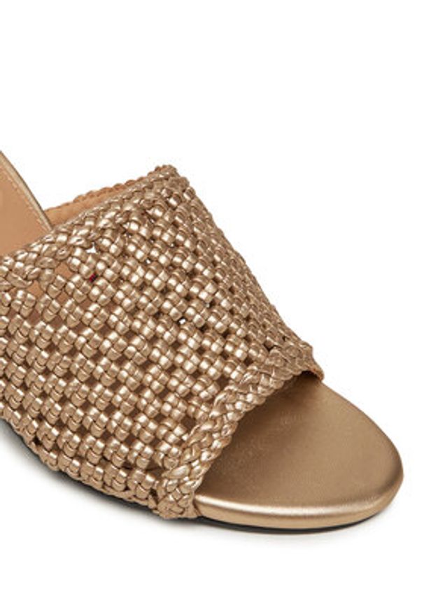 TOMMY HILFIGER - Tommy Hilfiger Klapki Crochet Metallic Lthr Wedge Mule FW0FW08812 Złoty. Kolor: złoty. Materiał: skóra