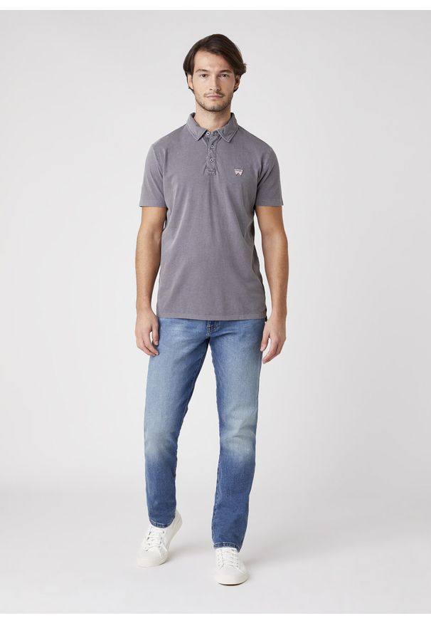 Wrangler - MĘSKI T-SHIRT POLO WRANGLER SS GD POLO TORNADO GREY W7ANDB70C 112131352. Typ kołnierza: polo