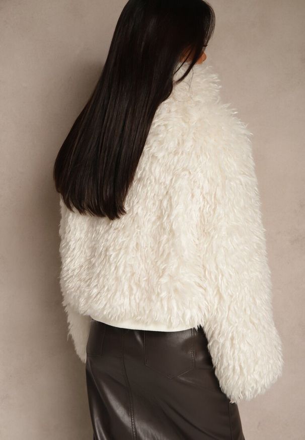 Renee - Biała Puszysta Kurtka Futerko Cropped z Wysokim Kołnierzem Lanarea. Okazja: na imprezę, na co dzień. Typ kołnierza: golf. Kolekcja: plus size. Kolor: biały. Materiał: futro. Długość: krótkie. Sezon: zima, jesień. Styl: casual, elegancki