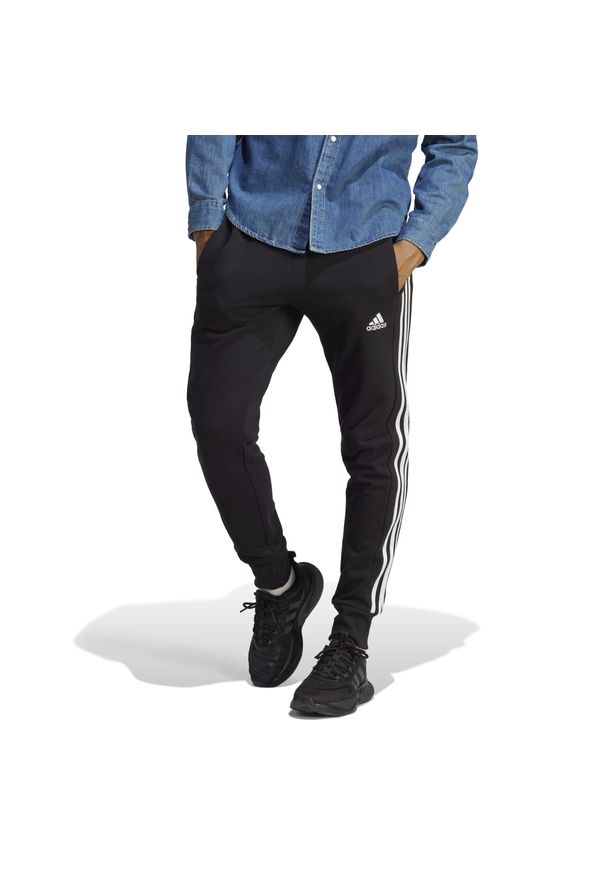 Spodnie fitness męskie Adidas Gym & Pilates. Kolor: czarny, biały, wielokolorowy. Materiał: bawełna, materiał. Sport: fitness, joga i pilates