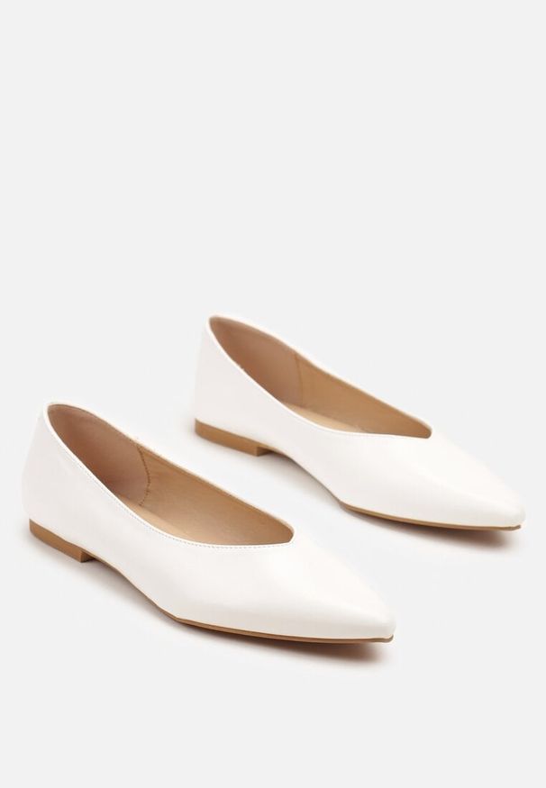 Born2be - Białe Balerinki Vices z Migdałowym Noskiem Neomaria. Okazja: na co dzień. Kolor: biały. Materiał: jedwab, jeans. Styl: elegancki, casual