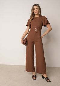 Born2be - Brązowy Kombinezon VICES z Paskiem i Geometryczną Klamrą Elinassa. Okazja: do pracy. Kolor: brązowy. Wzór: geometria. Styl: elegancki #1