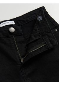 Reserved - Jeansy flare high waist - czarny. Stan: podwyższony. Kolor: czarny