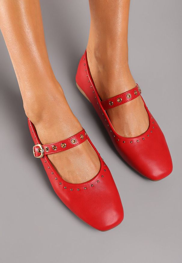 Renee - Czerwone Balerinki na Płaskiej Podeszwie Mary Jane z Ćwiekami Bialonna. Okazja: na co dzień. Zapięcie: pasek. Kolor: czerwony. Materiał: jeans. Obcas: na płaskiej podeszwie. Styl: casual, elegancki. Wysokość obcasa: niski
