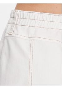 BDG Urban Outfitters Spódnica mini BDG Y2K DENIM SKIRT WHITE 76471838 Biały Feminine Fit. Kolor: biały. Materiał: bawełna