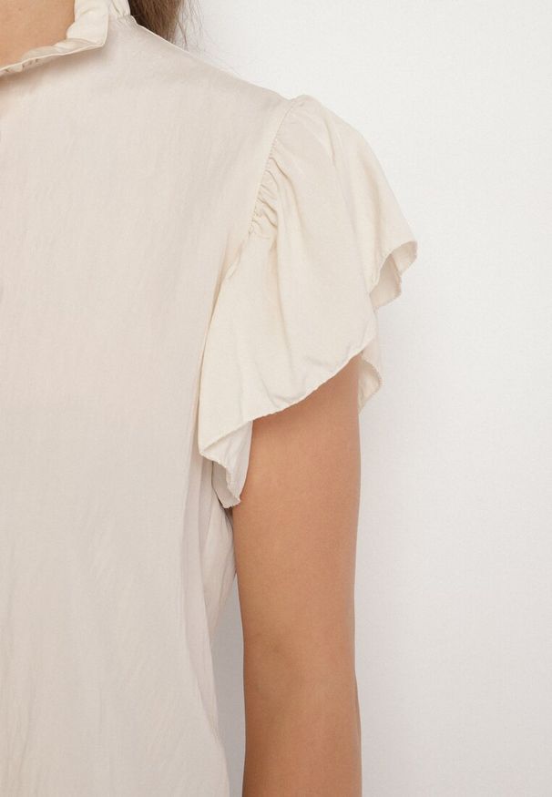 Born2be - Jasnobeżowa Bluzka z Wiskozą Ozdobiona Falbankami Emoti. Okazja: na co dzień. Typ kołnierza: kołnierz z falbankami. Kolor: beżowy. Materiał: wiskoza. Wzór: aplikacja. Styl: casual, elegancki