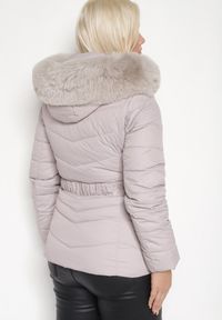 Born2be - Jasnoszara Pikowana Kurtka Zimowa z Paskiem i Kapturem z Futrem z Możliwością Odpięcia Toriella. Okazja: na co dzień. Kolekcja: plus size. Kolor: szary. Długość: długie. Wzór: aplikacja. Materiał: futro. Długość rękawa: długi rękaw. Sezon: zima. Styl: wizytowy, casual, elegancki #7