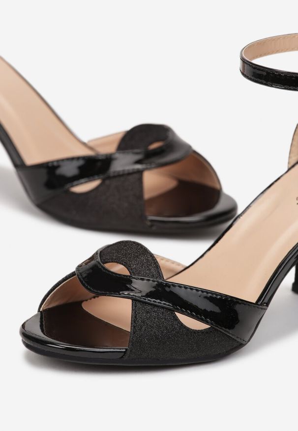 Born2be - Czarne Brokatowe Sandały na Słupku ze Ozdobnym Paskiem i Sprzączką Diatine. Zapięcie: pasek. Kolor: czarny. Obcas: na słupku. Styl: glamour