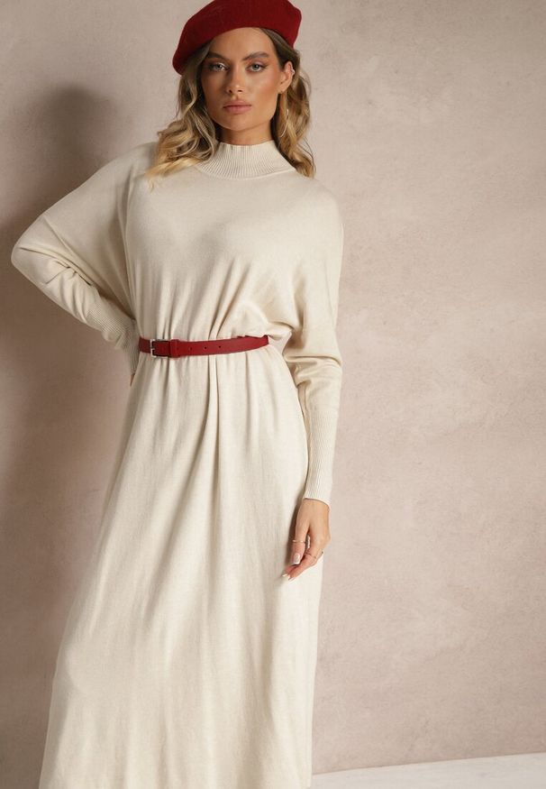 Renee - Biała Pudełkowa Sukienka Sweterkowa z Wiskozą i Golfem Rinnine. Okazja: na co dzień. Typ kołnierza: golf. Kolor: biały. Materiał: wiskoza. Styl: elegancki, casual