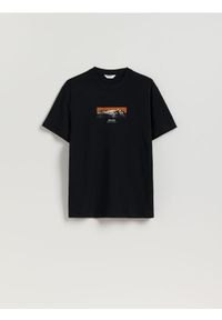 Reserved - T-shirt comfort z nadrukiem - czarny. Kolor: czarny. Materiał: bawełna, dzianina. Wzór: nadruk