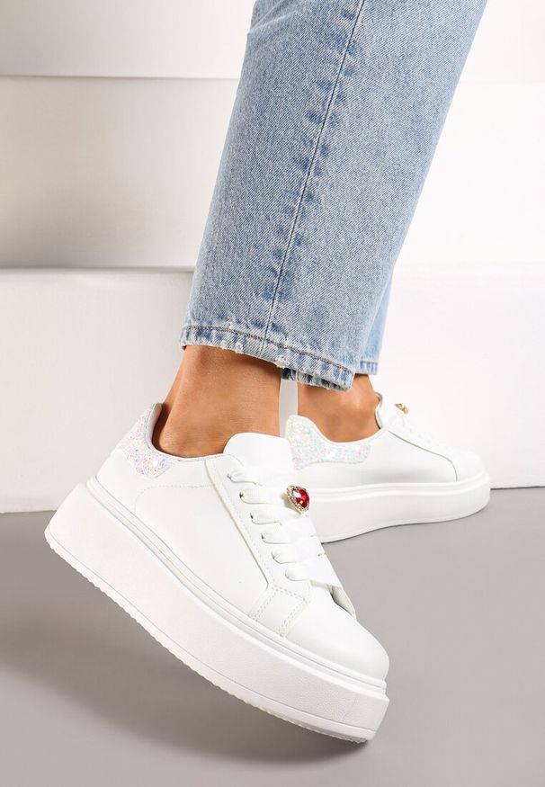 Born2be - Białe Sneakersy na Grubej Podeszwie z Brokatem i Ozdobną Zawieszką Tyrine. Nosek buta: okrągły. Zapięcie: sznurówki. Kolor: biały. Obcas: na obcasie. Wysokość obcasa: niski