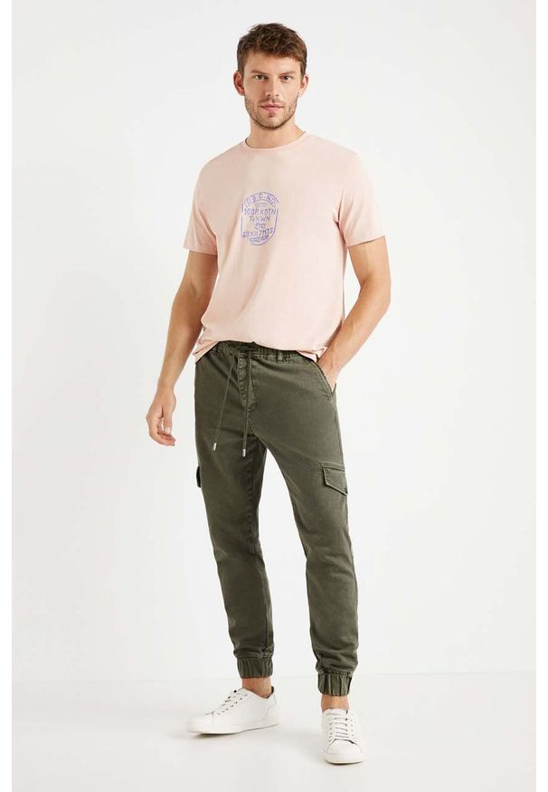 Desigual spodnie 22SMPW02 męskie kolor zielony joggery. Kolor: zielony. Materiał: tkanina