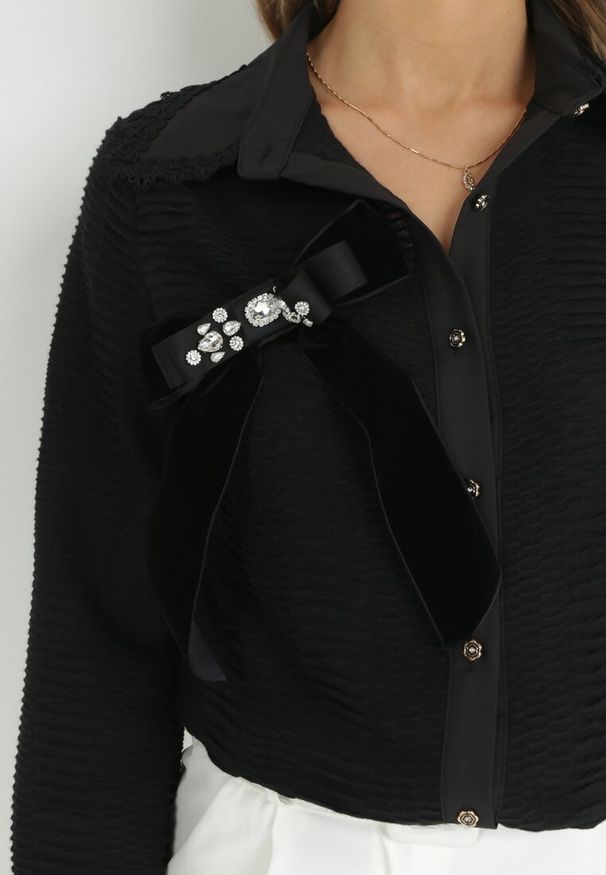 Born2be - Czarna Koszula z Prążkowanej Tkaniny z Ozdobną Broszką z Cyrkoniami Ahmira. Typ kołnierza: kokarda. Kolor: czarny. Materiał: prążkowany, tkanina. Wzór: aplikacja. Sezon: jesień, wiosna. Styl: elegancki