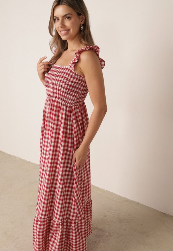 Born2be - Czerwona Rozkloszowana Sukienka z Bawełny w Kratkę Vichy z Falbankami Fadela. Okazja: na spacer, na co dzień. Typ kołnierza: kołnierz z falbankami. Kolor: czerwony. Wzór: kratka. Typ sukienki: proste. Materiał: bawełna. Długość rękawa: na ramiączkach. Sezon: lato. Styl: casual, wizytowy