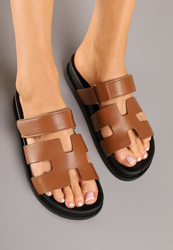 Renee - Brązowe Wsuwane Klapki z Zapieciem na Rzep Beriolla. Okazja: na co dzień. Kolor: brązowy. Materiał: jeans. Sezon: lato. Styl: klasyczny, elegancki, casual