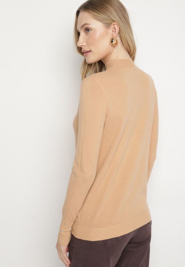 Born2be - Ciemnobeżowy Dopasowany Golf z Aplikacjami przy Dekolcie i Rękawach Unella. Typ kołnierza: golf. Kolor: beżowy. Materiał: jeans. Wzór: aplikacja. Styl: elegancki