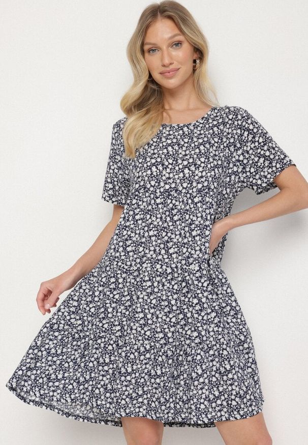 Born2be - Niebieska Sukienka z Bawełną w Kwiatowy Wzór Lunasenia. Okazja: na co dzień. Kolor: niebieski. Materiał: bawełna. Wzór: kwiaty. Styl: elegancki, casual