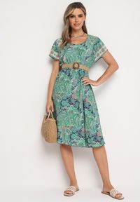 Born2be - Zielona Wiskozowa Sukienka o Rozkloszowanym Kroju w Stylu Boho Melnea. Typ kołnierza: dekolt w łódkę. Kolor: zielony. Materiał: wiskoza. Długość rękawa: krótki rękaw. Sezon: lato. Styl: boho #6