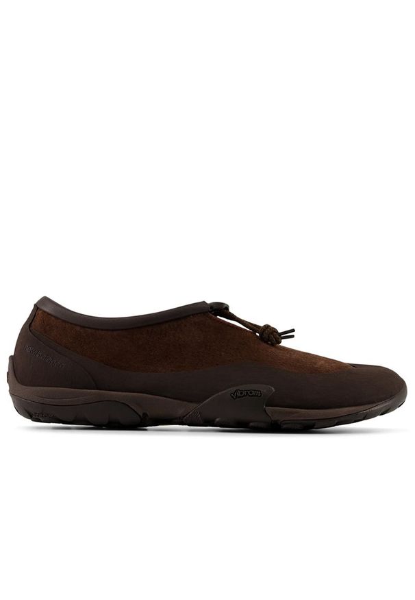 Buty unisex New Balance Minimus MT10T7OV - brązowe. Zapięcie: bez zapięcia. Kolor: brązowy. Materiał: materiał, syntetyk, guma, zamsz. Szerokość cholewki: normalna. Sport: bieganie