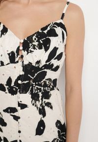 Born2be - Czarna Ażurowa Sukienka z Bawełny o Rozkloszowanym Kroju na Ramiączkach Nitaria. Okazja: na spacer, na imprezę, na co dzień. Typ kołnierza: dekolt w kształcie V. Kolor: biały. Materiał: bawełna. Długość rękawa: na ramiączkach. Wzór: ażurowy. Sezon: lato. Styl: casual #3