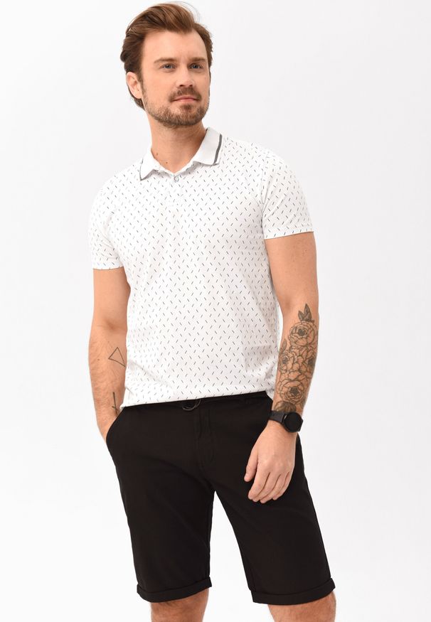 Volcano - Polówka z wzorem O-CARO. Typ kołnierza: polo. Kolekcja: plus size. Materiał: prążkowany, skóra, bawełna, materiał. Długość rękawa: krótki rękaw. Długość: krótkie. Wzór: kolorowy. Styl: klasyczny