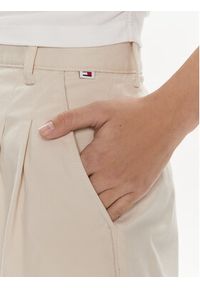 Tommy Jeans Szorty materiałowe Claire DW0DW17775 Beżowy Regular Fit. Kolor: beżowy. Materiał: bawełna