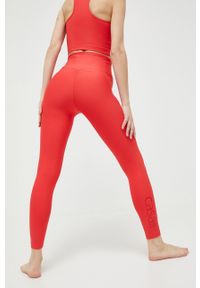 CASALL - Casall legginsy do jogi kolor czerwony gładkie. Kolor: czerwony. Materiał: skóra, dzianina, materiał, włókno. Wzór: gładki. Sport: joga i pilates #3