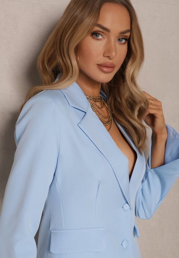 Renee - Jasnoniebieska Marynarka z Usztywnionymi Ramionami i Imitacją Kieszeni Halonia. Okazja: na spotkanie biznesowe, na co dzień. Kolor: niebieski. Materiał: jeans. Styl: klasyczny, casual, elegancki, biznesowy