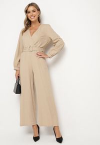 Born2be - Beżowy Bawełniany Kombinezon o Kopertowym Kroju z Paskiem i Gumką w Talii Mirrira. Kolor: beżowy. Materiał: bawełna. Długość rękawa: długi rękaw. Długość: długie. Styl: elegancki, klasyczny #3