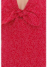 Guess sukienka kolor czerwony mini rozkloszowana. Kolor: czerwony. Materiał: tkanina, włókno. Długość rękawa: długi rękaw. Typ sukienki: rozkloszowane. Długość: mini #2