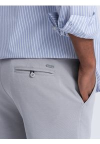 Ombre Clothing - Męskie szorty ze strukturalnej dzianiny SLIM FIT - jasnoszare V4 - Rozmiar: XXL. Okazja: na co dzień. Kolor: szary. Materiał: dzianina. Wzór: kwiaty. Styl: casual