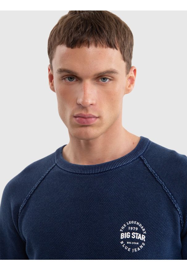Big-Star - Sweter męski bawełniany granatowy Denis 403. Okazja: na co dzień. Kolor: niebieski. Materiał: bawełna. Wzór: nadruk. Styl: casual, klasyczny, retro, sportowy