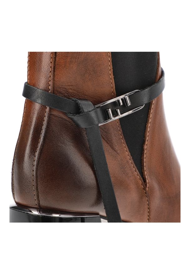 Brązowe Botki Armodo Eleganckie Obuwie Damskie Na Obcasie. Okazja: na co dzień, do pracy, na spotkanie biznesowe. Kolor: brązowy. Materiał: skóra. Obcas: na obcasie. Styl: elegancki. Wysokość obcasa: średni