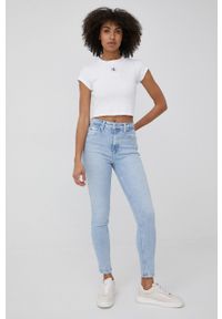 Calvin Klein Jeans t-shirt damski kolor biały. Kolor: biały. Materiał: lycra. Długość rękawa: krótki rękaw. Długość: krótkie. Wzór: aplikacja