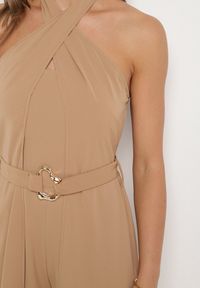 Born2be - Ciemnobeżowy Koktajlowy Kombinezon Wiązany na Szyję z Paskiem Melafela. Okazja: na imprezę. Kolor: beżowy. Materiał: materiał. Styl: wizytowy #7