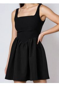 Sinsay - Sukienka na ramiączkach z dekoltem karo - czarny. Typ kołnierza: dekolt w karo. Kolor: czarny. Długość rękawa: na ramiączkach #1